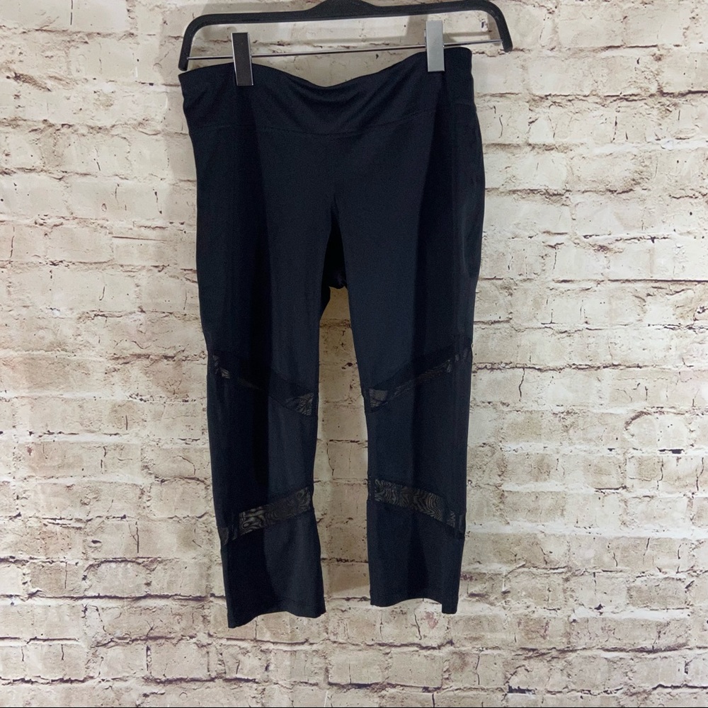 Active Capri black mesh insert leggings size large